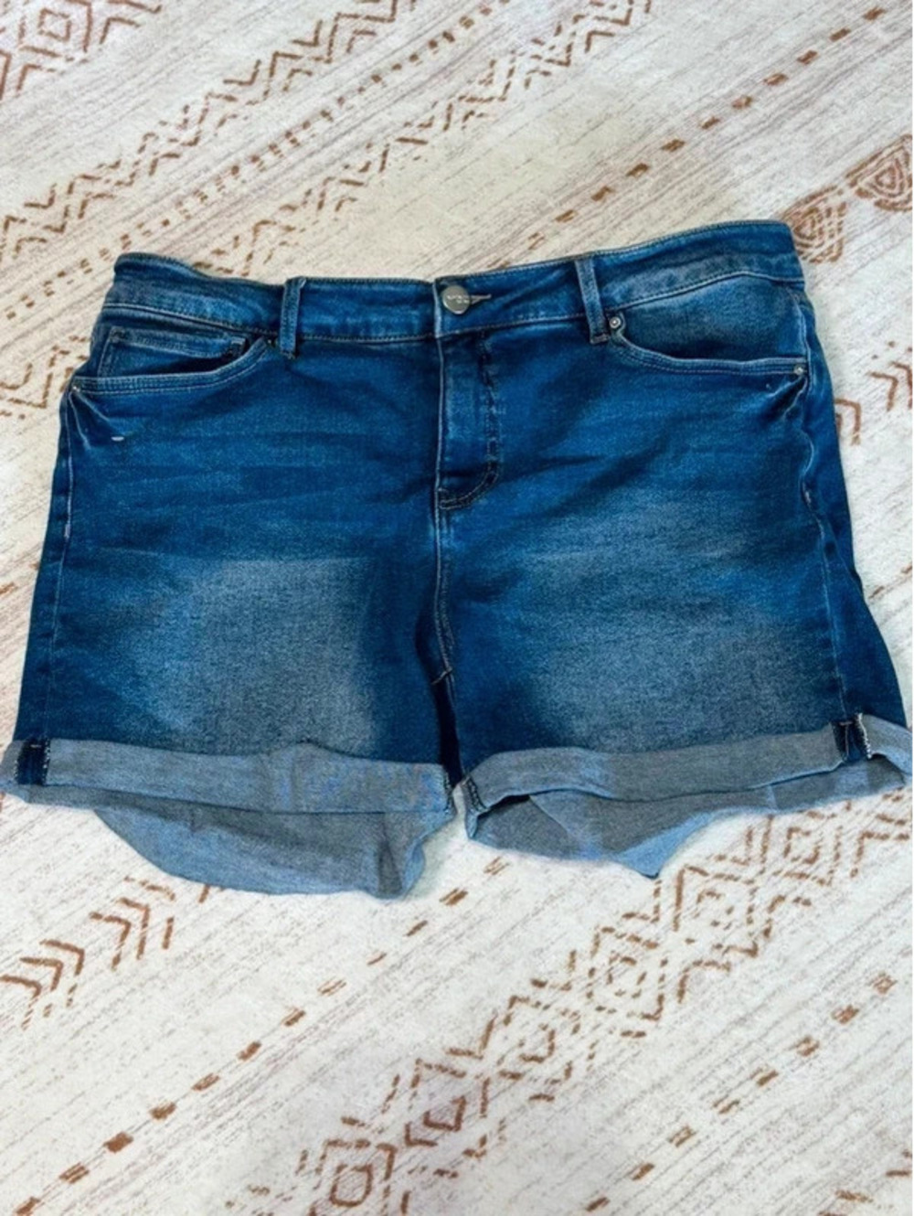 Women’s stretchy denim shorts
